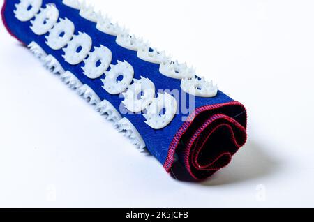 Tappetino massaggiante con aghi. Isolato su sfondo bianco. Rullo ad ago ortopedico per il collo, isolato Foto Stock