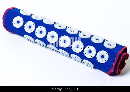 Tappetino massaggiante con aghi. Isolato su sfondo bianco. Rullo ad ago ortopedico per il collo, isolato Foto Stock