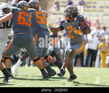 Baton Rouge, Stati Uniti. 08th Ott 2022. I volontari del Tennessee che corrono indietro Jabari Small (2) corrono per un certo yardage durante una partita di calcio dell'università al Tiger Stadium di Baton Rouge, Louisiana, sabato 8 ottobre 2022. (Foto di Peter G. Forest/Sipa USA) Credit: Sipa USA/Alamy Live News Foto Stock