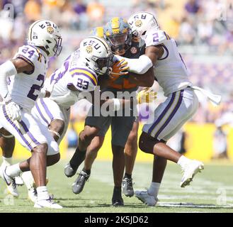 Baton Rouge, Stati Uniti. 08th Ott 2022. Tennessee Volunteers running back Jaylen Wright (20) è affrontato da LSU Tigers linebacker Micah Baskerville (23) e Cornerback Mekhi Garner (2) durante una partita di calcio del college al Tiger Stadium a Baton Rouge, Louisiana, Sabato 8 ottobre 2022. (Foto di Peter G. Forest/Sipa USA) Credit: Sipa USA/Alamy Live News Foto Stock