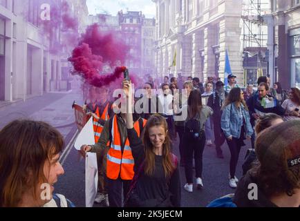 Londra, Regno Unito. 8th ottobre 2022. Gli attivisti della ribellione animale marciano nel centro di Londra chiedendo la fine di tutte le forme di sfruttamento animale e di un futuro basato sulle piante. Credit: Vuk Valcic/Alamy Live News Foto Stock