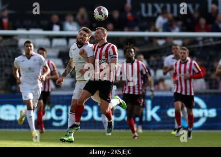 Swansea, Regno Unito. 08th Ott 2022. Ryan Manning della città di Swansea è sfidato da Corry Evans di Sunderland. Incontro del campionato EFL Skybet, Swansea City contro Sunderland al Swansea.com Stadium di Swansea, Galles, sabato 8th ottobre 2022. Questa immagine può essere utilizzata solo per scopi editoriali. Solo per uso editoriale, licenza richiesta per uso commerciale. Nessun utilizzo nelle scommesse, nei giochi o nelle pubblicazioni di un singolo club/campionato/giocatore. pic di Andrew Orchard/Andrew Orchard SPORTS photography/Alamy Live news Credit: Andrew Orchard SPORTS photography/Alamy Live News Foto Stock