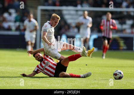 Swansea, Regno Unito. 08th Ott 2022. Harry Darling di Swansea City è fouled. Incontro del campionato EFL Skybet, Swansea City contro Sunderland al Swansea.com Stadium di Swansea, Galles, sabato 8th ottobre 2022. Questa immagine può essere utilizzata solo per scopi editoriali. Solo per uso editoriale, licenza richiesta per uso commerciale. Nessun utilizzo nelle scommesse, nei giochi o nelle pubblicazioni di un singolo club/campionato/giocatore. pic di Andrew Orchard/Andrew Orchard SPORTS photography/Alamy Live news Credit: Andrew Orchard SPORTS photography/Alamy Live News Foto Stock