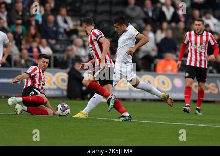 Swansea, Regno Unito. 08th Ott 2022. Joel Piroe della città di Swansea tenta un colpo alla porta. Incontro del campionato EFL Skybet, Swansea City contro Sunderland al Swansea.com Stadium di Swansea, Galles, sabato 8th ottobre 2022. Questa immagine può essere utilizzata solo per scopi editoriali. Solo per uso editoriale, licenza richiesta per uso commerciale. Nessun utilizzo nelle scommesse, nei giochi o nelle pubblicazioni di un singolo club/campionato/giocatore. pic di Andrew Orchard/Andrew Orchard SPORTS photography/Alamy Live news Credit: Andrew Orchard SPORTS photography/Alamy Live News Foto Stock