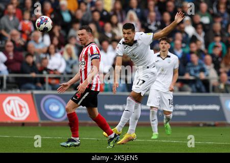 Swansea, Regno Unito. 08th Ott 2022. Joel Piroe della città di Swansea tenta un colpo alla porta. Incontro del campionato EFL Skybet, Swansea City contro Sunderland al Swansea.com Stadium di Swansea, Galles, sabato 8th ottobre 2022. Questa immagine può essere utilizzata solo per scopi editoriali. Solo per uso editoriale, licenza richiesta per uso commerciale. Nessun utilizzo nelle scommesse, nei giochi o nelle pubblicazioni di un singolo club/campionato/giocatore. pic di Andrew Orchard/Andrew Orchard SPORTS photography/Alamy Live news Credit: Andrew Orchard SPORTS photography/Alamy Live News Foto Stock