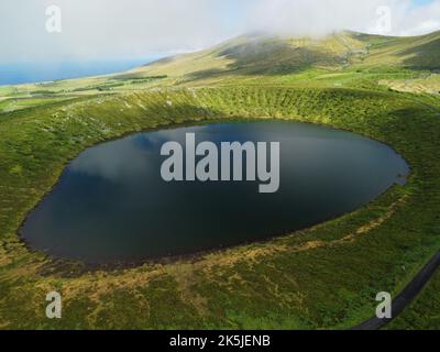 Laghi, scogliere e catene montuose delle Azzorre Foto Stock