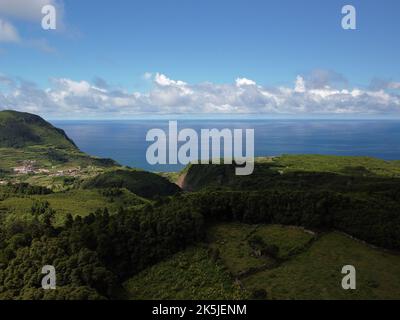 Laghi, scogliere e catene montuose delle Azzorre Foto Stock