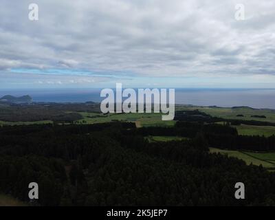 Laghi, scogliere e catene montuose delle Azzorre Foto Stock