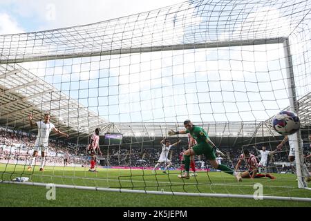 Swansea, Regno Unito. 08th Ott 2022. I giocatori della città di Swansea celebrano come Ollie Cooper della città di Swansea (non in foto) segna il suo obiettivo di squadra 1st. Incontro del campionato EFL Skybet, Swansea City contro Sunderland al Swansea.com Stadium di Swansea, Galles, sabato 8th ottobre 2022. Questa immagine può essere utilizzata solo per scopi editoriali. Solo per uso editoriale, licenza richiesta per uso commerciale. Nessun utilizzo nelle scommesse, nei giochi o nelle pubblicazioni di un singolo club/campionato/giocatore. pic di Andrew Orchard/Andrew Orchard SPORTS photography/Alamy Live news Credit: Andrew Orchard SPORTS photography/Alamy Live News Foto Stock