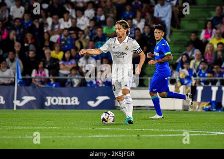 GETAFE, SPAGNA - 8 OTTOBRE: Luka Modric del Real Madrid CF durante la partita tra Getafe CF e Real Madrid CF della Liga Santander il 8 ottobre 2022 al Colosseo Alfonso Pérez di Getafe, Spagna. (Foto di Samuel Carreño/ PX Images) Foto Stock