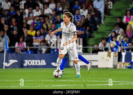 GETAFE, SPAGNA - 8 OTTOBRE: Luka Modric del Real Madrid CF durante la partita tra Getafe CF e Real Madrid CF della Liga Santander il 8 ottobre 2022 al Colosseo Alfonso Pérez di Getafe, Spagna. (Foto di Samuel Carreño/ PX Images) Foto Stock