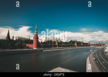 Fiume Volga che corre lungo il Cremlino, Mosca, Russia. Esposizione lunga. Foto Stock