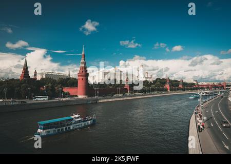 Fiume Volga che corre lungo il Cremlino, Mosca, Russia. Esposizione lunga. Foto Stock