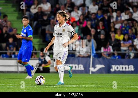 GETAFE, SPAGNA - 8 OTTOBRE: Luka Modric del Real Madrid CF durante la partita tra Getafe CF e Real Madrid CF della Liga Santander il 8 ottobre 2022 al Colosseo Alfonso Pérez di Getafe, Spagna. (Foto di Samuel Carreño/ PX Images) Foto Stock