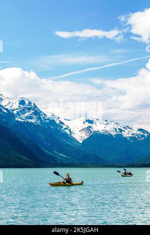 Kayak colorati; Chilkoot Lake; Chilkoot state Recreation Site; Coast Mountains; Haines; Alaska; USA Foto Stock