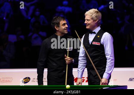 Hong Kong, Cina. 08th Ott 2022. Ronnie OíSullivan e Neil Robertson visti durante la semifinale del Day 3 del torneo di snooker dei Masters di Hong Kong 2022. Punteggio finale; Ronnie OíSullivan 6:4 Neil Robertson Credit: SOPA Images Limited/Alamy Live News Foto Stock