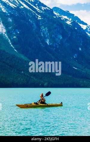 Kayak colorati; Chilkoot Lake; Chilkoot state Recreation Site; Coast Mountains; Haines; Alaska; USA Foto Stock