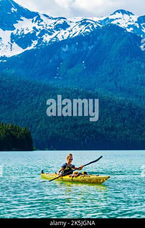 Kayak colorati; Chilkoot Lake; Chilkoot state Recreation Site; Coast Mountains; Haines; Alaska; USA Foto Stock