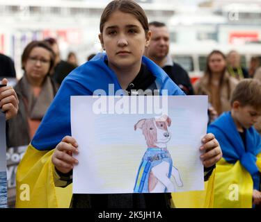 Varsavia, Polonia. 08th Ott 2022. Circa un centinaio di persone si sono radunate per sensibilizzare il pubblico sul trattamento degli animali danneggiati dal conflitto in Ucraina durante l'invasione russa a Varsavia, Polonia, il 08 ottobre 2022. (Foto di Jaap Arriens/Sipa USA) Credit: Sipa USA/Alamy Live News Foto Stock