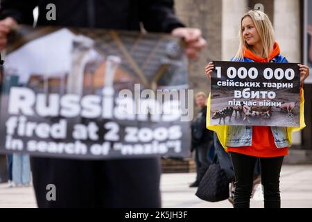 Varsavia, Polonia. 08th Ott 2022. Circa un centinaio di persone si sono radunate per sensibilizzare il pubblico sul trattamento degli animali danneggiati dal conflitto in Ucraina durante l'invasione russa a Varsavia, Polonia, il 08 ottobre 2022. (Foto di Jaap Arriens/Sipa USA) Credit: Sipa USA/Alamy Live News Foto Stock