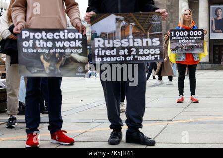 Varsavia, Polonia. 08th Ott 2022. Circa un centinaio di persone si sono radunate per sensibilizzare il pubblico sul trattamento degli animali danneggiati dal conflitto in Ucraina durante l'invasione russa a Varsavia, Polonia, il 08 ottobre 2022. (Foto di Jaap Arriens/Sipa USA) Credit: Sipa USA/Alamy Live News Foto Stock