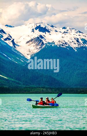 Kayak colorati; Chilkoot Lake; Chilkoot state Recreation Site; Coast Mountains; Haines; Alaska; USA Foto Stock