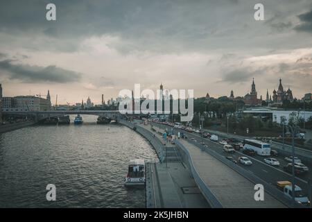 Fiume Volga che corre lungo il Cremlino, Mosca, Russia. Esposizione lunga. Foto Stock