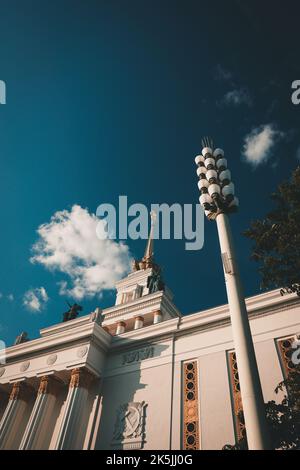 Il padiglione principale del Centro Espositivo All-Russia di Mosca Russia, mostrato è un dettaglio delle corone di grano Foto Stock