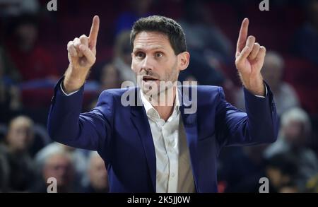 Il capo allenatore di Spirou Sam Rotsaert gesta durante una partita di basket tra Spirou Charleroi e RSW Liege Basket, sabato 08 ottobre 2022 a Charleroi, il 02° giorno del National Round Belgium nei campionati belgi di basket di prima divisione della 'BNXT League'. BELGA PHOTO VIRGINIE LEFOUR Foto Stock