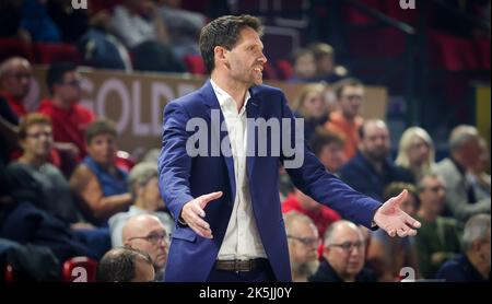 Il capo allenatore di Spirou Sam Rotsaert gesta durante una partita di basket tra Spirou Charleroi e RSW Liege Basket, sabato 08 ottobre 2022 a Charleroi, il 02° giorno del National Round Belgium nei campionati belgi di basket di prima divisione della 'BNXT League'. BELGA PHOTO VIRGINIE LEFOUR Foto Stock