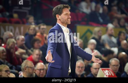 Il capo allenatore di Spirou Sam Rotsaert gesta durante una partita di basket tra Spirou Charleroi e RSW Liege Basket, sabato 08 ottobre 2022 a Charleroi, il 02° giorno del National Round Belgium nei campionati belgi di basket di prima divisione della 'BNXT League'. BELGA PHOTO VIRGINIE LEFOUR Foto Stock