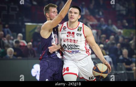 Bram Bogaerts di Liegi e Bine Prepelic di Spirou combattono per la palla durante una partita di basket tra Spirou Charleroi e RSW Liege Basket, sabato 08 ottobre 2022 a Charleroi, il giorno 02 del National Round Belgium nei campionati belgi di basket di prima divisione della 'BNXT League'. BELGA PHOTO VIRGINIE LEFOUR Foto Stock