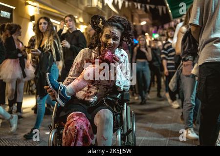 Sitges, Spagna. 8th Ott 2022. I Revellers composti come zombie prendere per le strade per la Sitges Zombie Walk 2022 credito: Matthias Oesterle / Alamy Live News Foto Stock