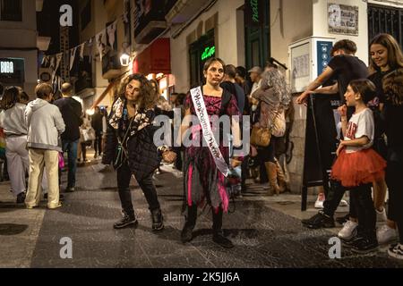 Sitges, Spagna. 8th Ott 2022. I Revellers composti come zombie prendere per le strade per la Sitges Zombie Walk 2022 credito: Matthias Oesterle / Alamy Live News Foto Stock