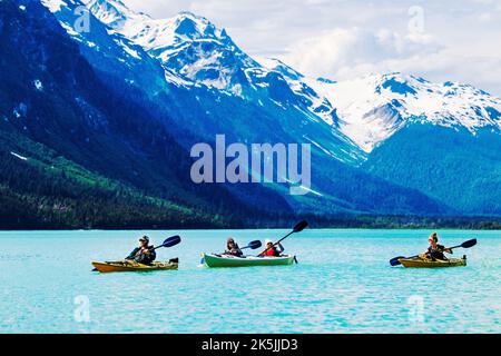 Kayak colorati; Chilkoot Lake; Chilkoot state Recreation Site; Coast Mountains; Haines; Alaska; USA Foto Stock