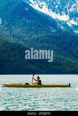 Kayak colorati; Chilkoot Lake; Chilkoot state Recreation Site; Coast Mountains; Haines; Alaska; USA Foto Stock