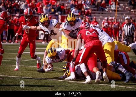 Bloomington, Stati Uniti. 08th Ott 2022. I Michigan Wolverines che corrono Blake Corum (2) corrono contro l'Indiana University durante una partita di football dell'università NCAA al Memorial Stadium. Il Michigan batte l'Indiana University 31-10. Credit: SOPA Images Limited/Alamy Live News Foto Stock