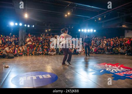 Nuova Delhi, India. 08th Ott 2022. Ballerina indiana visto esibirsi di fronte ad un pubblico durante la Red Bull Dance Your Style, una competizione di Street dance al DLF Emporio, Vasant Kunj di Nuova Delhi. Red Bull Dance Your Style, una serie di eventi di Street dance globale con un formato unico e un tocco unico, la folla è il giudice. Credit: SOPA Images Limited/Alamy Live News Foto Stock