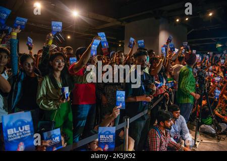 Nuova Delhi, India. 08th Ott 2022. Pubblico che giudica con il cartello durante la Red Bull Dance Your Style, una competizione di Street dance al DLF Emporio, Vasant Kunj di Nuova Delhi. Red Bull Dance Your Style, una serie di eventi di Street dance globale con un formato unico e un tocco unico, la folla è il giudice. Credit: SOPA Images Limited/Alamy Live News Foto Stock