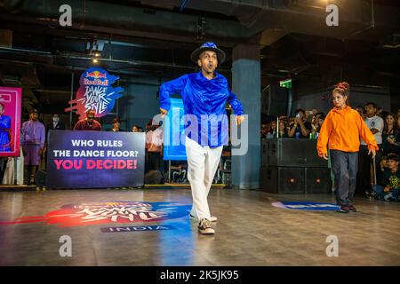 Nuova Delhi, India. 08th Ott 2022. Ballerina indiana visto esibirsi di fronte ad un pubblico durante la Red Bull Dance Your Style, una competizione di Street dance al DLF Emporio, Vasant Kunj di Nuova Delhi. Red Bull Dance Your Style, una serie di eventi di Street dance globale con un formato unico e un tocco unico, la folla è il giudice. Credit: SOPA Images Limited/Alamy Live News Foto Stock