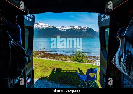 Vista dall'Airstream Interstate 24X 4WD campervan; Chilkoot Inlet; Coast Mountains; Haines; Alaska; STATI UNITI Foto Stock