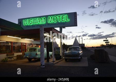 Holbrook, Arizona, USA - 29 agosto 2022: Cartello al neon presso il Wigwam Motel al tramonto sulla Route 66 Foto Stock