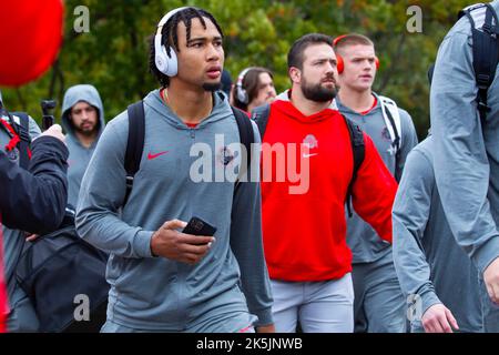 East Lansing, Michigan, Stati Uniti. 8th Ott 2022. Ohio state Quarterback C.J.. STROUD (7) entra nello Spartan Stadium prima di giocare contro lo Stato del Michigan. (Credit Image: © Scott Mapes/ZUMA Press Wire) Foto Stock