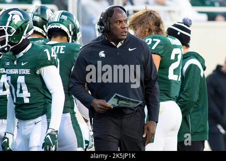 East Lansing, Michigan, Stati Uniti. 8th Ott 2022. L'allenatore principale dello stato del Michigan, MEL TUCKER, guarda sul campo durante la vittoria dello stato dell'Ohio nel 49-20 sullo stato del Michigan allo Spartan Stadium. (Credit Image: © Scott Mapes/ZUMA Press Wire) Foto Stock