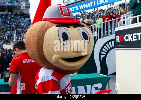 East Lansing, Michigan, Stati Uniti. 8th Ott 2022. La mascotte DELLO stato dell'Ohio BRUTUS attende che i Buckeyes entrino in campo prima della loro partita con lo stato del Michigan. (Credit Image: © Scott Mapes/ZUMA Press Wire) Foto Stock