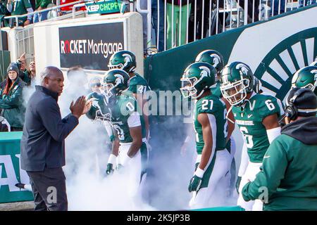 East Lansing, Michigan, Stati Uniti. 8th Ott 2022. Il capo allenatore dello stato del Michigan MEL TUCKER e gli spartani prendono il campo prima della loro partita contro lo stato dell'Ohio. (Credit Image: © Scott Mapes/ZUMA Press Wire) Foto Stock