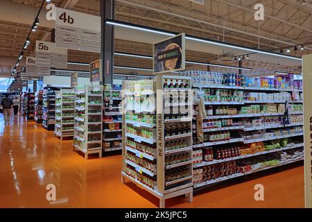 Toronto, Canada - 09-22-2022: Vista prospettica in diminuzione degli scaffali con la merce nel supermercato. Foto Stock