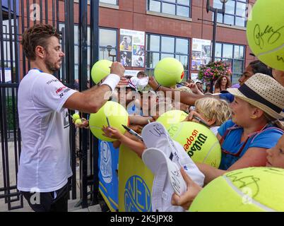 Il campione svizzero del Grand Slam Stan Wawrinka firma autografi dopo la pratica per il 2019 US Open al Billie Jean King National Tennis Center di NY Foto Stock
