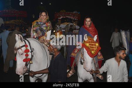 I pakistani illuminano i fuochi d'artificio alla vigilia del festival musulmano di Eid-e-Milad-ul-Nabi a Lahore. La nazione e il mondo intero celebrano l'anniversario della nascita (Eid Milad-un-Nabi) del santo Profeta Muhammad (Pace sia su di lui) nato nell'anno 570, il 12th di Rabi-ul-Awwal con zelo religioso, fervore ed entusiasmo in tutto il paese. Migliaia di musulmani pakistani parteciperanno martedì alle processioni religiose, alle cerimonie e distribuiranno pasti gratuiti tra i poveri. Congregazioni, raduni e processioni di Milad-un-Nabi nel compleanno del Santo Profeta Muhammed (PBUH) A. Foto Stock