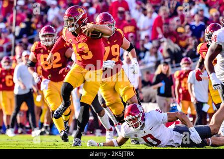 Los Angeles, California. 8th Ott 2022. Il quartback di USC Trojans Caleb Williams #13 si mette in azione nel primo trimestre durante la partita di football NCAA tra i Trojans USC e i Cugars di stato di lavaggio al Coliseum di Los Angeles, California.Mandatory Photo Credit: Louis Lopez/Cal Sport Media/Alamy Live News Foto Stock